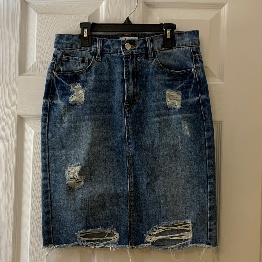 Kenzie denim distressed skirt sz S